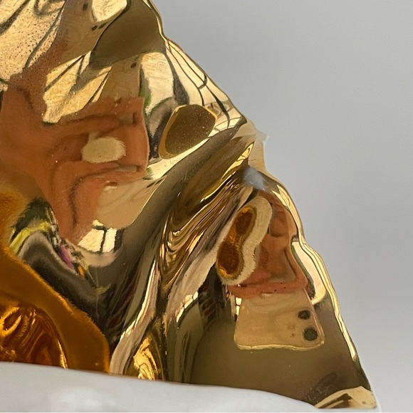 White Conch Shell with Gold Glaze Vase - Picture 15 of 16